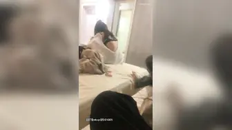 几个男女在宾馆聚会吃美了喝多了就亲吻操穴，这生活性福舒爽啊，白皙美女大力抽送起伏娇喘呻吟真刺激