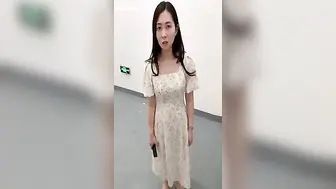 地下车库露脸口交调教美少妇，再后入插几下