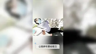 大白天马路边车震被路人发现，为了刺激下车后入，车来车往爽