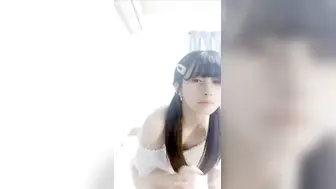 【18清纯系小美女】居家拍摄小视频，解开衣服贫乳小奶子，脱下内裤粉嫩小穴，还塞着棉棒，振动棒磨蹭身体颤抖