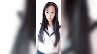 年轻女主播已一件件的脱掉衣服