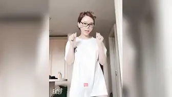 看美女少妇给你表演拧瓶盖