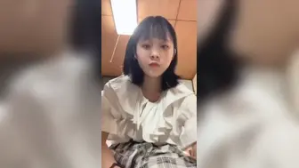 穿着jk衣服性感学生妹自慰