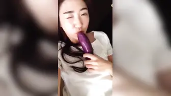 不知老司机还记不记得 这味美女曾经因一根茄子一举封神 堪称经典 不知这根略有风干但湿润的茄子还在不在 很想收藏