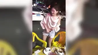 美女喝醉夜市摊上把卫生巾摔桌子上