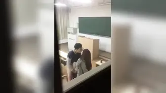 自习室干大三学妹被偷拍