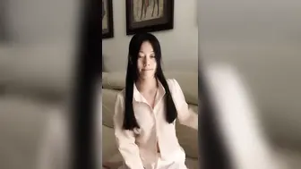 颜值区女神！外表文静很漂亮！给大家小露一波，撩起衣服贫乳，换装衬衣，半脱下内裤性感美臀