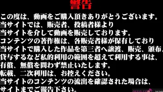 6月盗站新流特攻队系列潜入美术学院藏身女厕所门板缝中偸拍多位学生妹大小便美女不知咋回事菊花出来一坨肉疙瘩