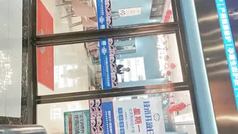 冒死尾随护肤品店绝美女店长上厕所 鲜红欲滴的肉核让人血脉喷张