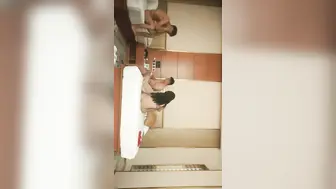 【换妻传媒】交换群P名场面，精彩持续再来一场，一人一个各种姿势爆操，多玩的尽兴