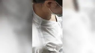 公交车上美少妇光顾着玩手机 我就专拍你的小咪咪