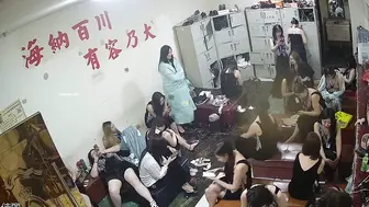 大型会所，许多小姐姐在休息室闲聊，时间一到立马换衣服，露出白皙的肌肤，好养眼！