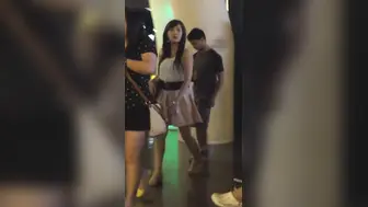 商城跟随抄底几个漂亮美女 打电话的短发气质美女的黑骚丁很诱惑