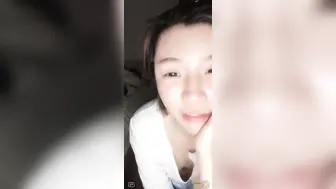 抖音直播 美女调整衣服不小心漏毛 吓到自己了