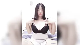 巨乳女神小婀娜波涛汹涌，骚得没边了，马路边上直接站着艹，玉米丛里也操，叫声淫荡！