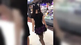 女仆装网袜萝莉妹子 竟然没有穿内裤一路跟踪偷拍她的小骚鲍