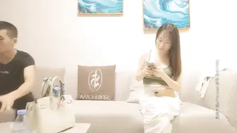 妹子脸蛋儿并不是很漂亮，但是很纯和奶子，特别是那一对桃子般的奶子，太绝世极品了