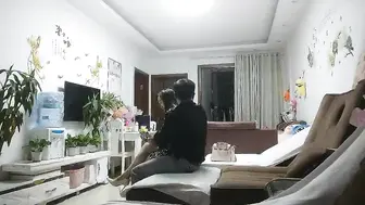 打麻将认识的良家人妻骚女，约过来操逼偷拍，很奔放掏出JB就吸，衣服也不脱正入，扶着大屁股后入爆操，射的太快满足不了