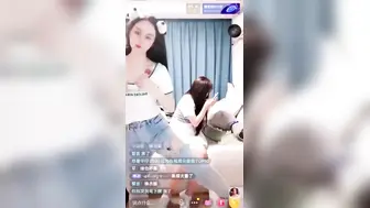 漂亮小姐姐喝多了直播中脱衣服露奶子给你看