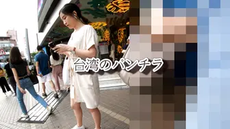 白裙T裤美女专心玩手机勒紧逼缝里