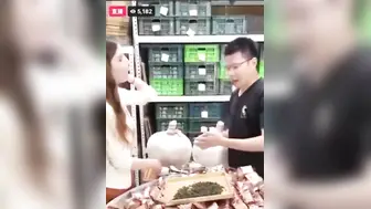 老板娘卖茶叶也够拼的 差点赤膊上阵 这带货尺度好大 但我真的是来看茶叶的