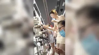 精选化妆品店抄底高颜值气质少妇 皮肤白皙 大白美腿 大白屁屁 透明蕾丝内内 逼毛可见