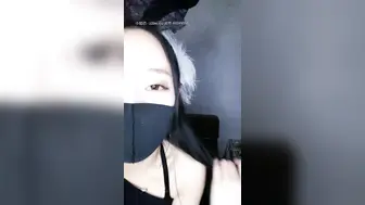 黑丝美腿大眼小姐姐，跳蛋塞进逼里 打赏震动，每一次都让她酸爽不已，受不了拉来炮友干自己