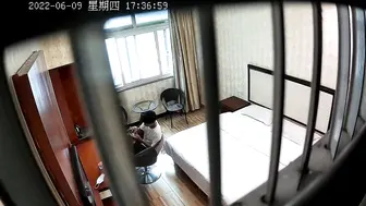 新流出小旅馆钟点房偷拍小伙和房东少妇姐姐开房手机拍摄留纪念以后有长期饭票了