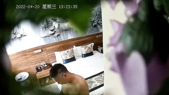 新流出酒店摄像头偷拍老哥下午约炮媳妇闺蜜开房干累了中途休息再来一次