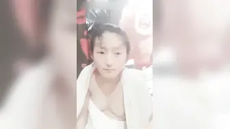 套路个逼逼没毛的嫩妹子到情趣酒店浴缸啪啪屌太大妹子受不了