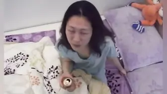 女友合租女闺蜜失恋后自己在家喝多了扯掉我的短裤就舔鸡巴