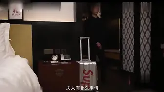 少妇寂寞难耐洗澡时被司机偷看后竟直接把他叫进来吃鸡巴啪啪