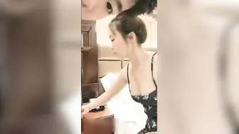 甜美粉嫩妹子啪啪近距离特写深喉口交丝袜撕裆