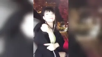 美女户外车里自拍自慰