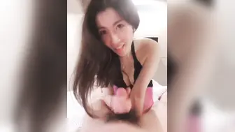 漂亮美女上位啪啪 啊 有点疼 穿上这粉红色开档丝袜看着特骚 逼毛浓密