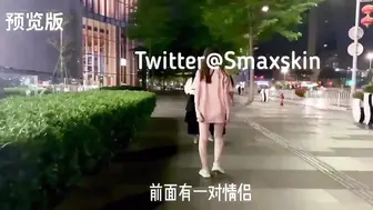 跟着这对恩爱的情侣走了一路好想知道他们会去哪里啪SmaxskinQiancaoComFMiu01露出情侣人前