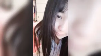 白白净净的萝莉少女这么表变态，竟然喝自己尿