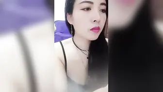 性感漂亮御姐美女主播穿着开档情趣丝袜 自慰插穴大秀 表情淫荡叫的销魂