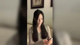 gc2048_com_颜值区女神！外表文静很漂亮！给大家小露一波，撩起衣服贫乳，换装衬衣，半脱下内裤性感美臀