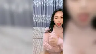 甜美酒窝极品小姐姐！一对豪乳超性感！撩起衣服露奶子