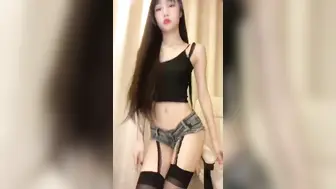 超顶颜值窈窕身材网红美少女 八月未央 露脸超短裤吊带黑丝激情艳舞 超长巨物速攻美穴爆浆痉挛