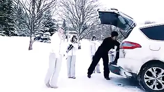 【野战】欧美超级美模 瑞士滑雪遭遇大鸡巴 冰天雪地就开操 也不怕冻坏了