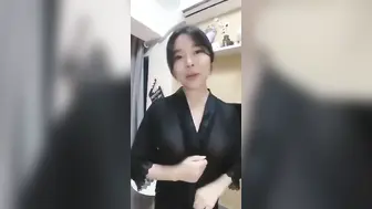 主播脱衣服让粉丝看纹身长得像日本女优