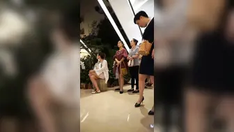 偷拍人妻下面的内内包裹着的肉肉