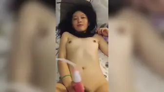 小妹被插还要用自慰棒被射一身